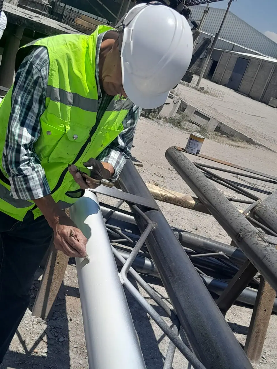 Especialista de Pyrolac aplicando un recubrimiento industrial sobre una tubería